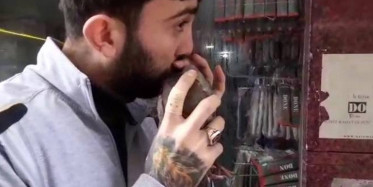 Çatıdan Düşerek Bilincini Kaybeden Güvercine Suni Teneffüs Yaparak Hayata Döndürdü