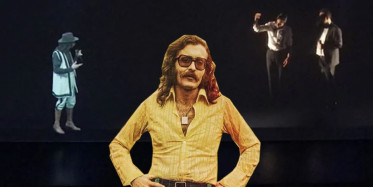 Cem Karaca 20 yıl sonra sahnede: Usta sanatçı biyografi filminin galasında hologram teknolojisi ile konser verdi!