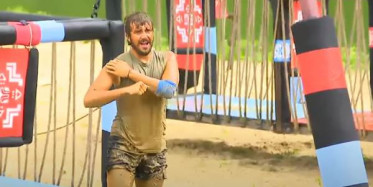 Survivor Cemal Can İletişim Ödülünde Sakatlandı