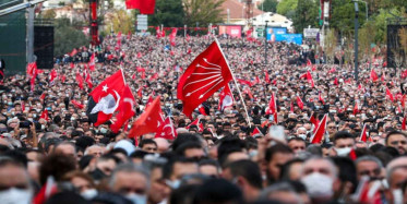 CHP İstanbul il binası önünde tansiyon yükseliyor: Aday kararına protesto devam ediyor!