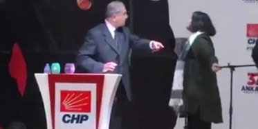 CHP Kongresinde Ortalık Karıştı! Kürsüye Pet Şişe Fırlattılar... 