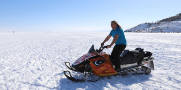 Çıldır'da Buz Üzerinde Kar Motoruyla Heyecanlı Drift