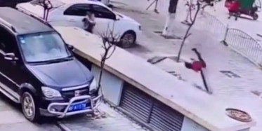 Çin'de Küçük Çocuğun Rögara Torpil Attığı Anlar