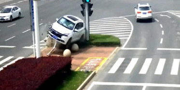 Çin'de Takla Atan Sürücüyü Emniyet Kemeri Kurtardı