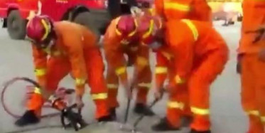 Çin'de Kanalizasyonda Mahsur Kalan İşçi Kurtarıldı