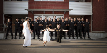 Çocuklardan görev başında olan polis babalarına sürpriz