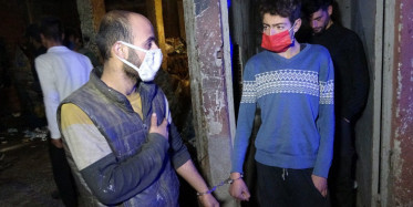 Çöpte Buldukları Kelepçeyle Birbirini Bağlayıp Ekiplerden Yardım İstediler