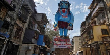 Hindistan'da Coronavirüs Kuklası Yakıldı