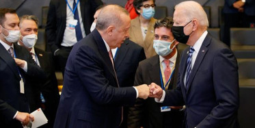 Cumhurbaşkanı Erdoğan ve Joe Biden'ın Tokalaştığı Anı Dış Basın Çarpıtarak Yayınladı