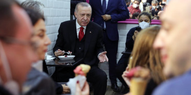 Cumhurbaşkanı Erdoğan’dan Samimi Anlar! Vatandaşlarla Sohbet Edip Dondurma Yedi