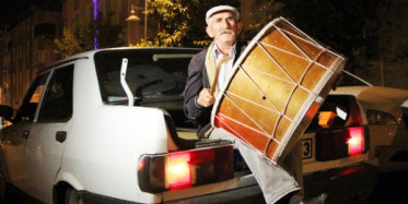 Vatandaşlar Sahura Davul ile Kalktı