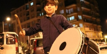 9 Yaşındaki Davulcu Mahallelileri Sahura Kaldırıyor