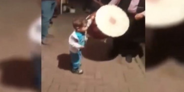 Ramazan Davulcusunu Gören Küçük Çocuk Kendini Ritme Kaptırdı