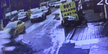 DEAŞ'lı Teröristlerin İnfaz Ettikleri Kişiyi Tekerlekli Sandalyeyle Dışarı Çıkardığı Anlar