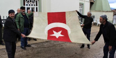 Dedelerinden Kalan 300 Senelik Bayrağa Gözleri Gibi Bakıyorlar