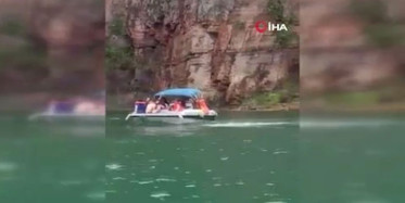 Dehşet Dolu Anlar: Dev Kaya Parçası Turistlerin Üzerine Düştü 7 Kişi Hayatını Kaybetti