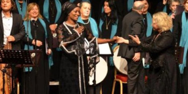 Della Miles, Mevlana'yı Anma Etkinliğinde İlahi Söyledi