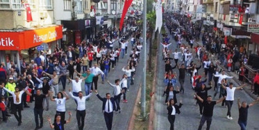İzmir Ödemiş'te Aynı Anda 2 Bin Kişi Zeybek Oynadı