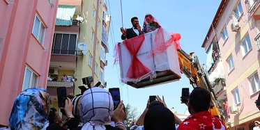 Denizli'de Damat Süslediği Vinçle Gelini Evinden Aldı