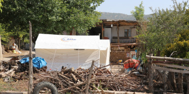 Denizli’de Depremlerin Ardından Çatlaklar Oluşan Ev Boşaltıldı