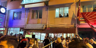 Denizli’deki CHP ilçe binasının balkonu çöktü: 1 kişi hayatını kaybetti!