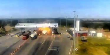 Deodorant Yüklü Kamyonun Patladığı An Kamerada!