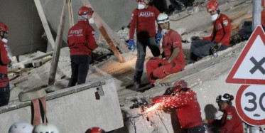 İzmir'de Deprem Sonrası Yıkılan Binaların Enkazları Havadan Görüntülendi