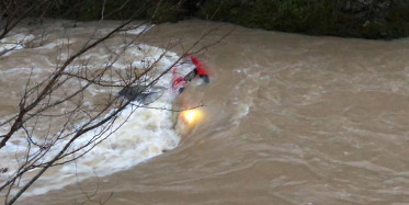 Dereye Uçan Araçtaki 3 Kişi Vatandaşlar Tarafından Kurtarıldı