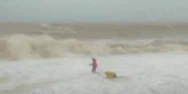 Dev Dalgaları Kayıt Altına Almaya Çalışırken Az Kalsın Canından Oluyordu