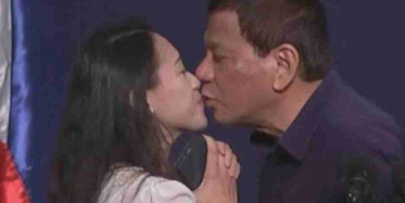 Devlet Başkanı Kadının Cinsel Organına Dokundu!