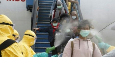 Uçaktan İnenlere Dezenfektan Sıktılar