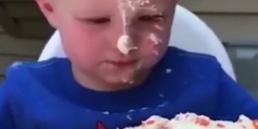 Hapşırdıktan sonra yere düşen bebeklerin komik Halleri