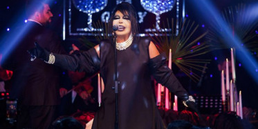 Bülent Ersoy Hayranına Mikrofonla Vurdu