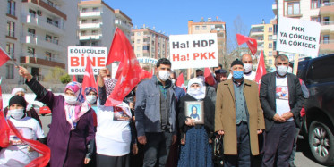 Diyarbakır’da 'Oturma Eylemi'ne Bir Aile Daha Katıldı