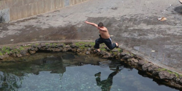 Diyarbakır'da Yasak Dinlemeyen Çocuklar Tehlikeli Suya Girdi