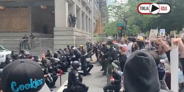 Amerikan Polisi Göstericilere Diz Çöktü