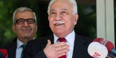 Doğu Perinçek Kendisine İmza Verdi