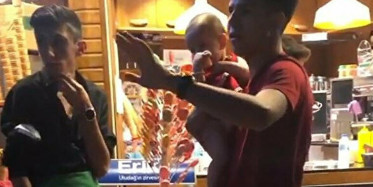 Dondurmacıda İlginç Olay: Bebeğini Arabasıyla Bırakıp Gitti!