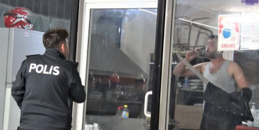 Döner Bıçağıyla Kendini Restorana Kilitleyen Adam Ayağına Savcı İstedi