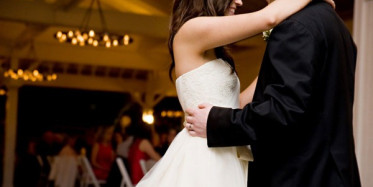 Görenleri Şaşkına Çeviren Düğün Dansı!