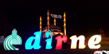 Selimiye Camii'ne 'Evde Kal Türkiye' Mahyası Asıldı