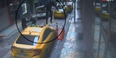 Korkunç Kaza! İkinci Kattan Taksinin Üzerine Düştü