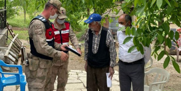 Elazığ’da Yaşlı Adam Çalınan Maaşını Bulan Jandarmaya Harçlık Vermek İstedi