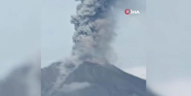 Endonezya'da Bulunan Sinabung Yanardağı Kül Püskürttü
