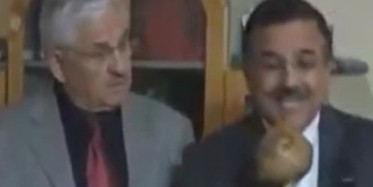 Mikrofon Yerine Süs Kabağına Konuşan Muhabir Kırdı Geçirdi