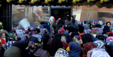 Erzurum'da Mağaza Açılışında İzdiham Yaşandı