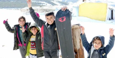Erzurum’lu Çocuklar Karın Keyfini Kendi Yaptıkları Kayak Takımıyla Çıkardı
