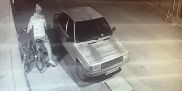 Eskişehir'deki Bisiklet Hırsızı, Birini Eliyle Tutarken Diğerini Sürdü