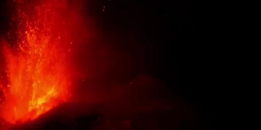 Etna Yanardağı Lavları Geceyi Aydınlattı