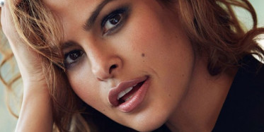 Eva Mendes, Kızı Piyano Çalarken Cam Sildi